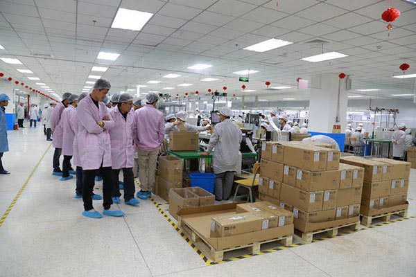 小米充電器自動包膜機(jī)生產(chǎn)實物圖 小米充電器自動包膜機(jī)生產(chǎn)實物圖